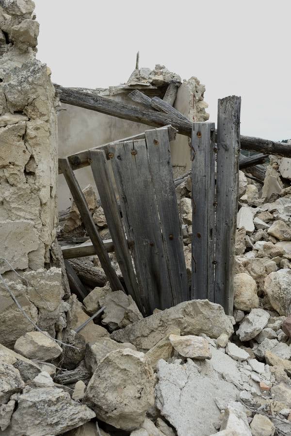 La aldea de Aledo sucumbe al paso del tiempo, devorada por el olvido y la vegetación.