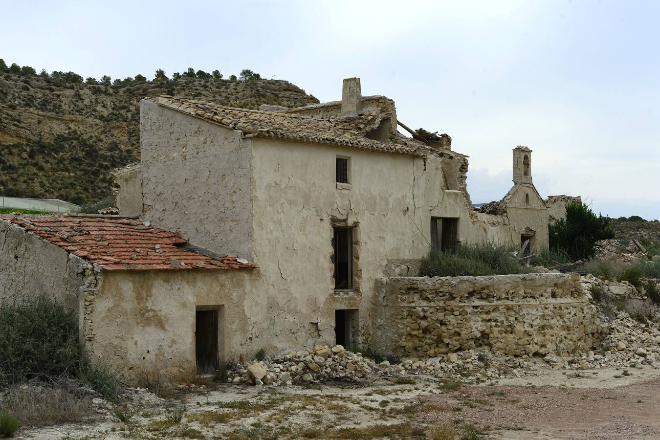 La aldea de Aledo sucumbe al paso del tiempo, devorada por el olvido y la vegetación.