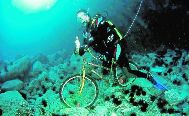 Una bicicleta encontrada en el fondo del mar.