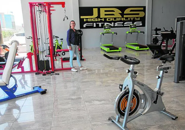 Mirian Barron en la tienda de JBS High Quality Fitness, ubicada en el polígono industiral Cabezo Beaza. 