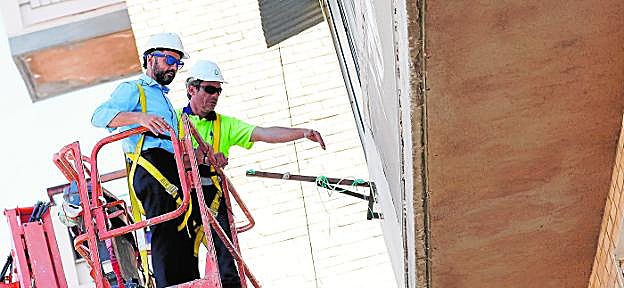 El concejal de Patrimonio en funciones, Rafel Gómez (i), subido ayer a un andamio para recibir las explicaciones de la marcha del proyecto. 