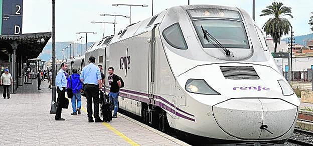 El segundo tren híbrido de la clase Alvia que se puso en servicio el pasado día 20, en la estación de Murcia. 