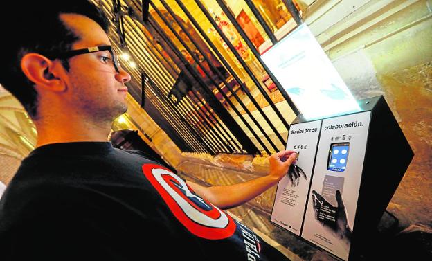 Un joven utiliza uno de los cepillos electrónicos que se encuentran dentro de la Catedral . 