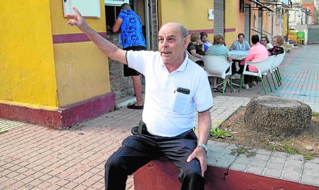 Pedro López, junto al tocón de una palmera pendiente de reponer, en la calle Alcalde Manuel Carmona, en Las Seiscientas. agm