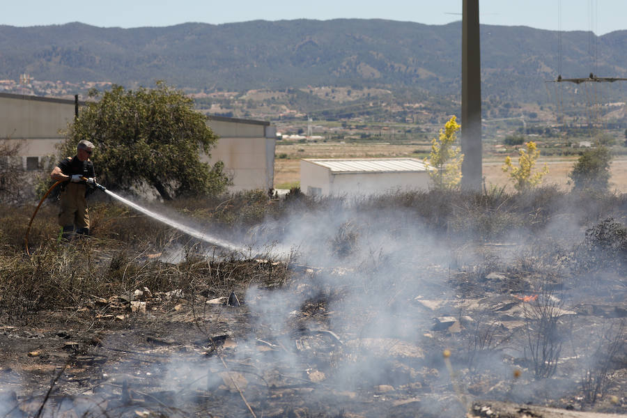 Bomberos del Ayuntamiento de Murcia y un helicóptero de emergencias acudieron al lugar del suceso para tratar de extinguir las llamas