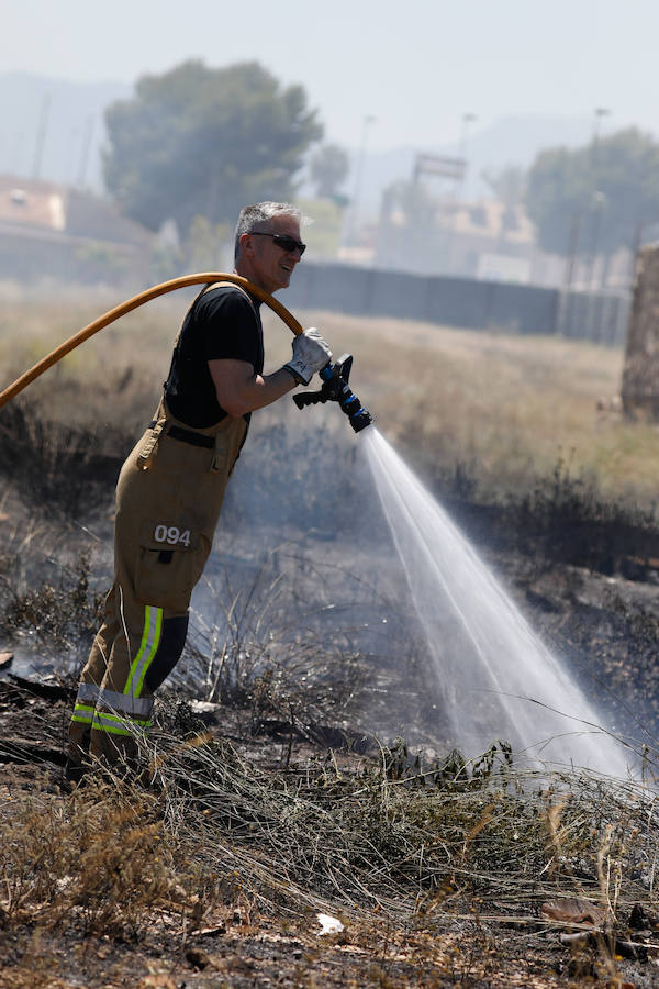 Bomberos del Ayuntamiento de Murcia y un helicóptero de emergencias acudieron al lugar del suceso para tratar de extinguir las llamas