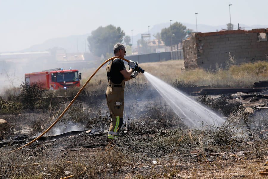 Bomberos del Ayuntamiento de Murcia y un helicóptero de emergencias acudieron al lugar del suceso para tratar de extinguir las llamas