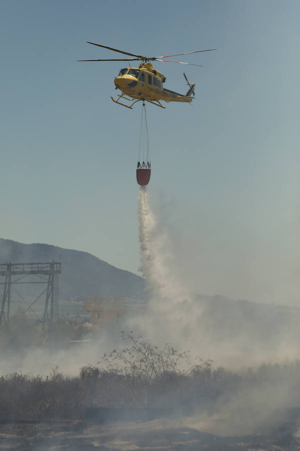 Bomberos del Ayuntamiento de Murcia y un helicóptero de emergencias acudieron al lugar del suceso para tratar de extinguir las llamas