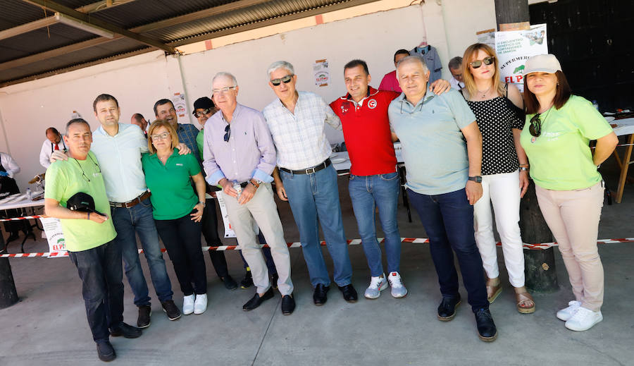 En torno a 700 personas se dieron cita este domingo en Zarandona para participar en el III Encuentro Benéfico de Cortadores de Jamón, organizado por la junta local de la AECC