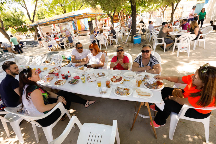 En torno a 700 personas se dieron cita este domingo en Zarandona para participar en el III Encuentro Benéfico de Cortadores de Jamón, organizado por la junta local de la AECC