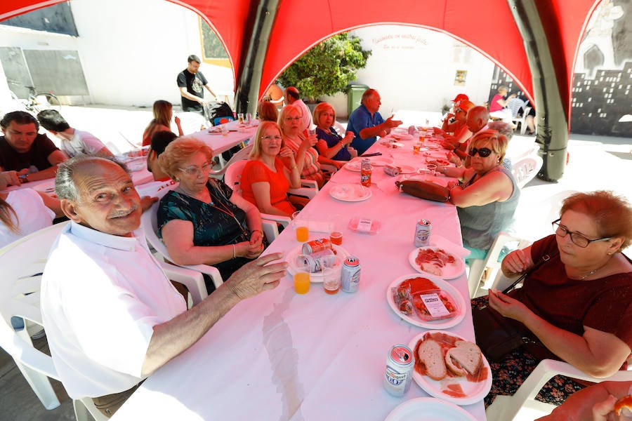 En torno a 700 personas se dieron cita este domingo en Zarandona para participar en el III Encuentro Benéfico de Cortadores de Jamón, organizado por la junta local de la AECC