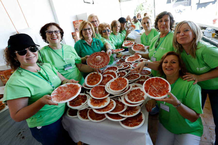 En torno a 700 personas se dieron cita este domingo en Zarandona para participar en el III Encuentro Benéfico de Cortadores de Jamón, organizado por la junta local de la AECC