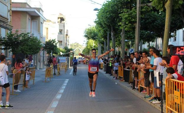 Rafael Guirao celebra su victoria llegando a meta.