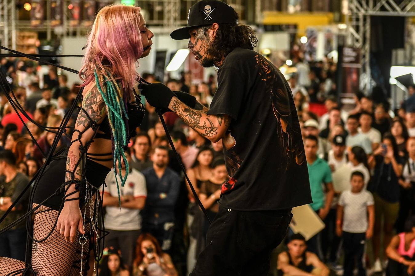 Tatuajes de todos los tamaños y colores se dibujaron sobre la piel de los asistentes a la décima edición de Expotatuaje en Medellín (Colombia).