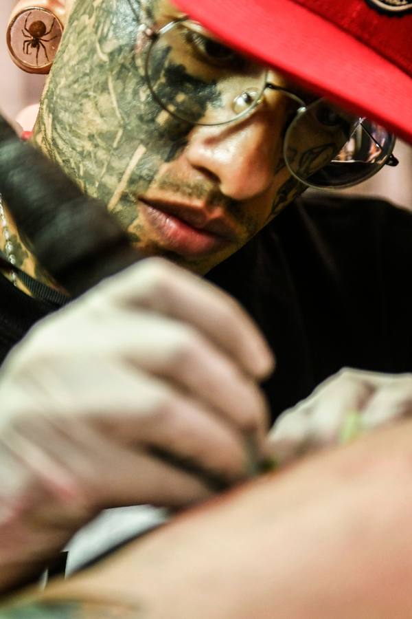 Tatuajes de todos los tamaños y colores se dibujaron sobre la piel de los asistentes a la décima edición de Expotatuaje en Medellín (Colombia).