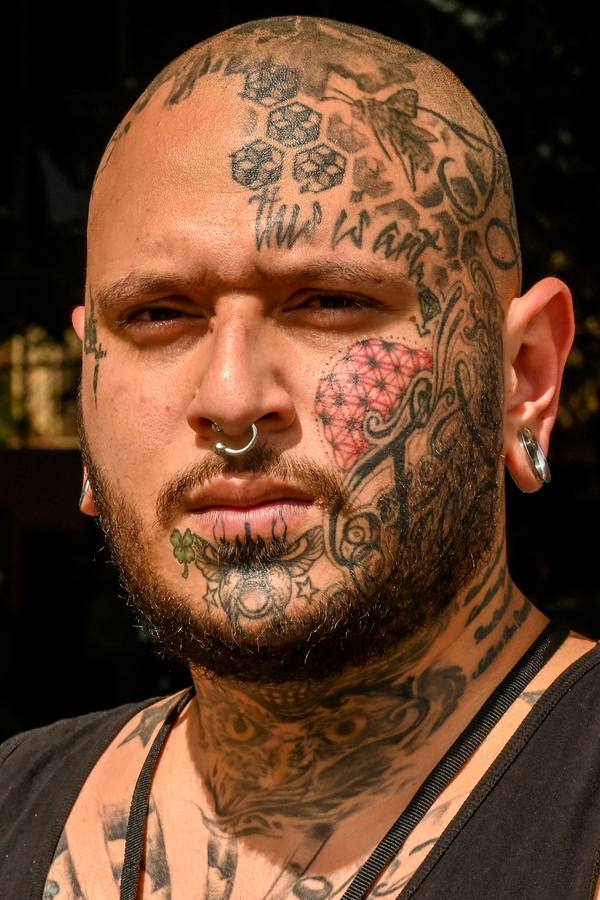 Tatuajes de todos los tamaños y colores se dibujaron sobre la piel de los asistentes a la décima edición de Expotatuaje en Medellín (Colombia).