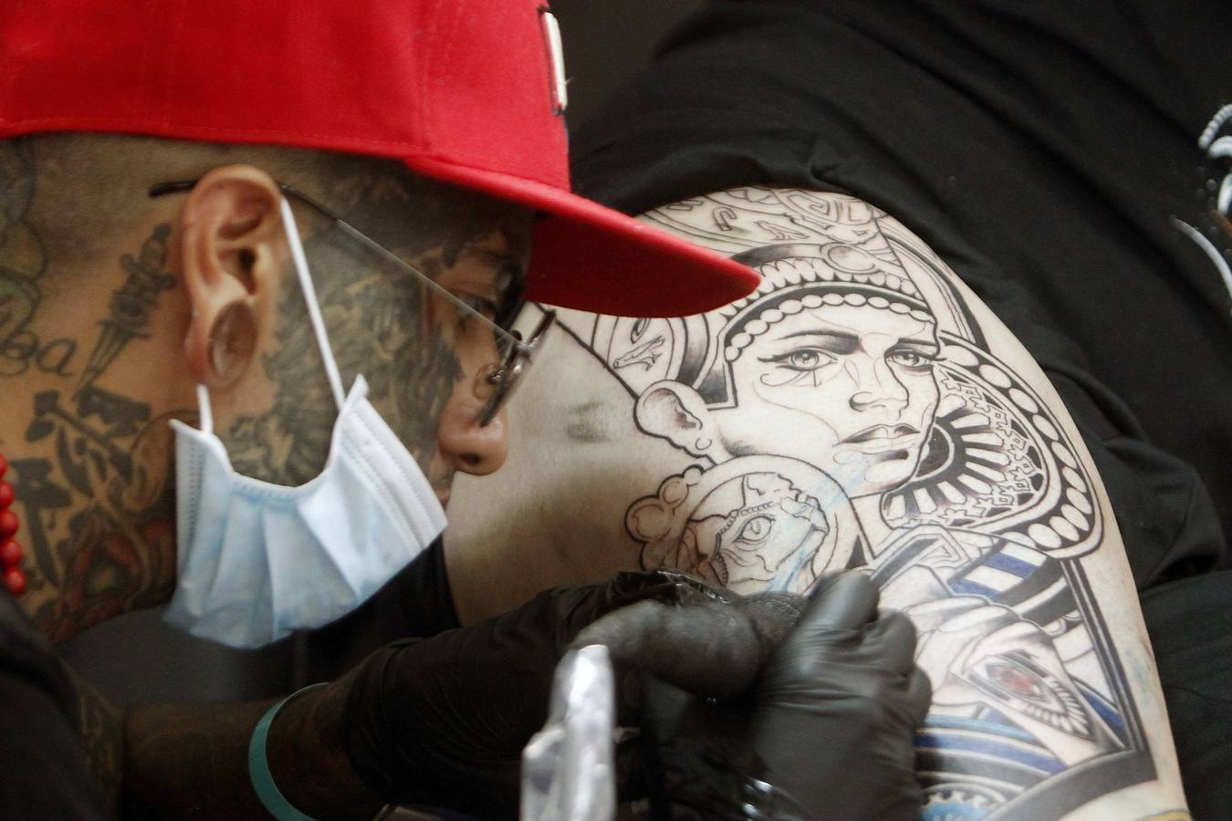 Tatuajes de todos los tamaños y colores se dibujaron sobre la piel de los asistentes a la décima edición de Expotatuaje en Medellín (Colombia).