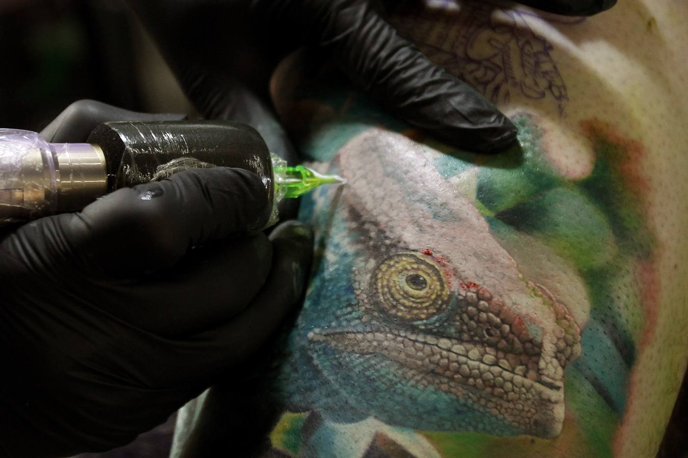 Tatuajes de todos los tamaños y colores se dibujaron sobre la piel de los asistentes a la décima edición de Expotatuaje en Medellín (Colombia).