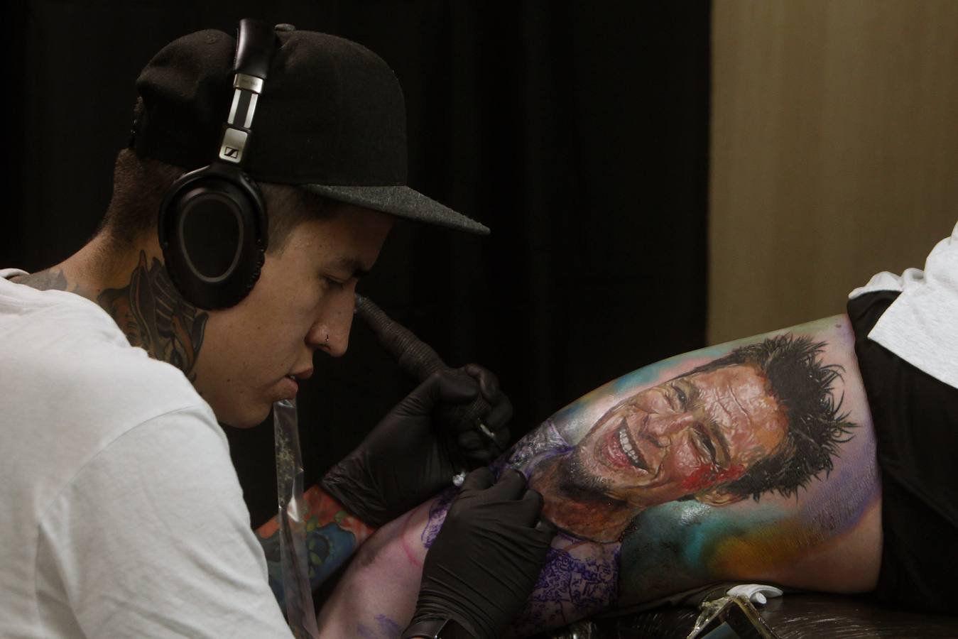 Tatuajes de todos los tamaños y colores se dibujaron sobre la piel de los asistentes a la décima edición de Expotatuaje en Medellín (Colombia).