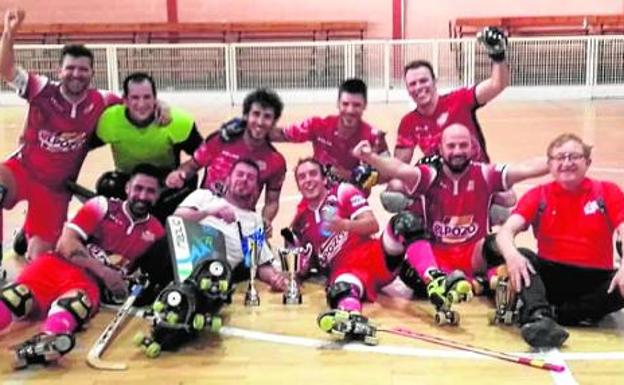 Los jugadores del Club Patín ElPozo celebran su triunfo en la Copa Federación valenciana. 