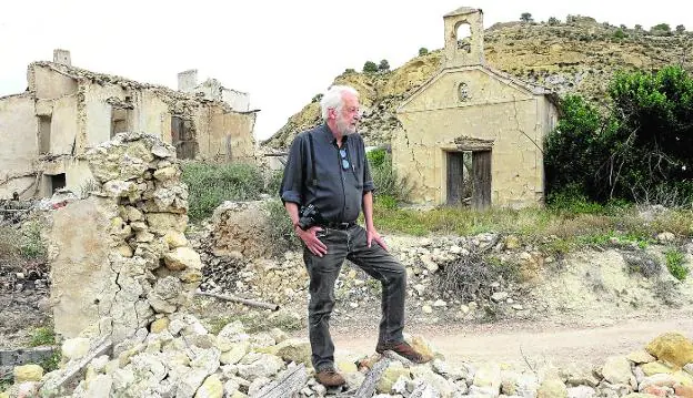 El fotógrafo y etnógrafo Manuel Muñoz Zielinski en la aldea abandonada de Aledo Los Allozos, ante la ermita. 