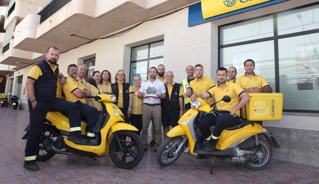 Los empleados de Correos de Águilas, con el galardón del primer Premio Nacional de Excelencia, ayer. 