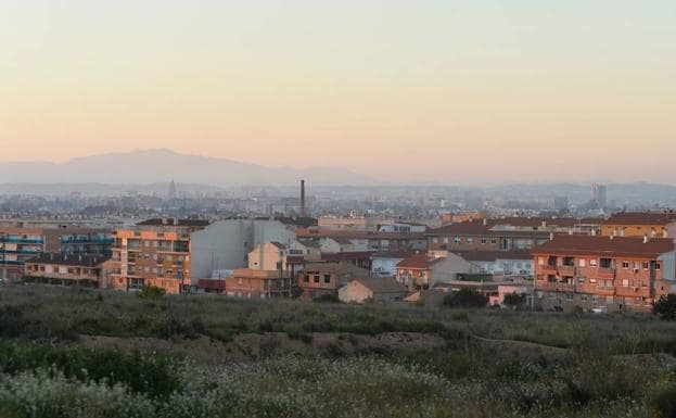 Contaminacion, vista de la ciudad de Murcia cubierta por una boina desde Los Garres, en enero.