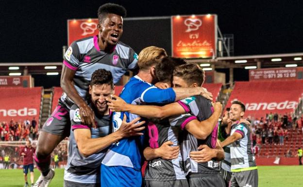 Los jugadores del Granada celebran el ascenso a Primera.