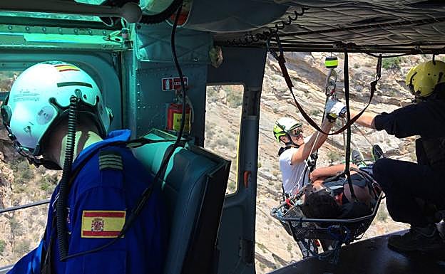 Antonio Manuel, en una camilla, poco antes de su evacuación en helicóptero desde la Cueva del Gigante hasta el Hospital Santa Lucía.