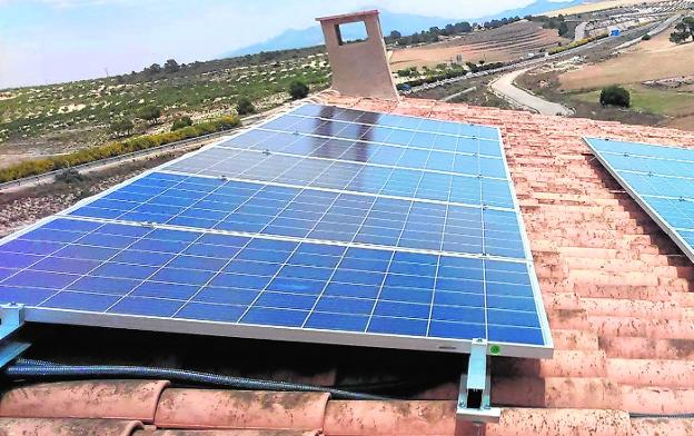 Panel solar instalado en el tejado. Derecha, firma del convenio de Controlwatio. 