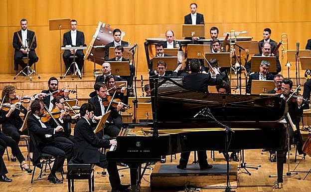 El pianista griego Destounis junto a la OSRM 