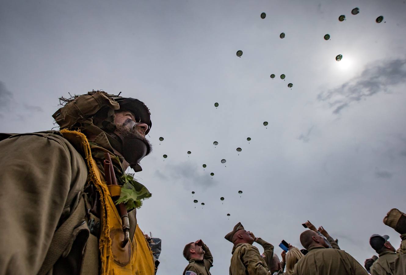 Personas caracterizadas de soldados participan en la dramatización histórica del Día D en la costa de Normandia (Francia). Varios lideres europeos participan en varios actos para conmemorar el 75 aniversario del desembarco y de la batalla de Normandía, que inicio el principio del fin de la Segunda Guerra Mundial.