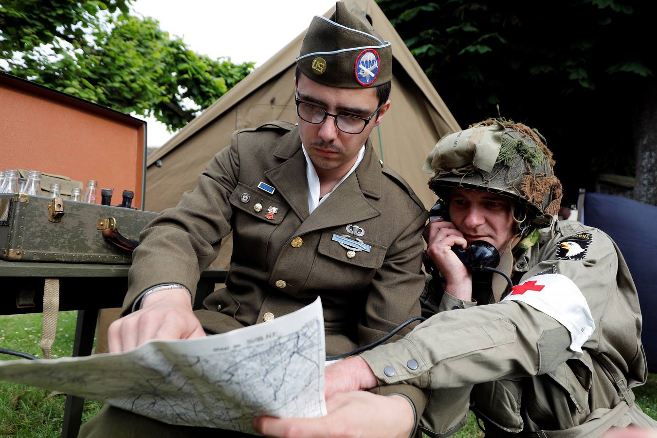 Personas caracterizadas de soldados participan en la dramatización histórica del Día D en la costa de Normandia (Francia). Varios lideres europeos participan en varios actos para conmemorar el 75 aniversario del desembarco y de la batalla de Normandía, que inicio el principio del fin de la Segunda Guerra Mundial.