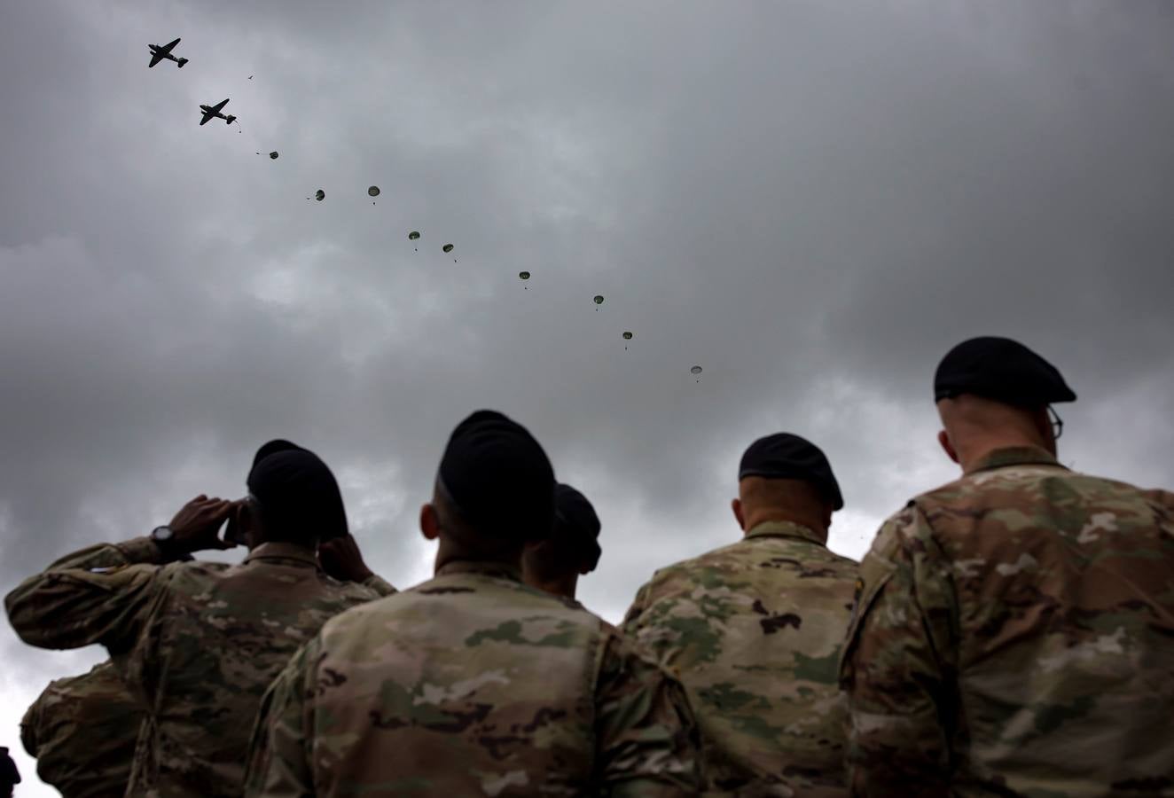 Personas caracterizadas de soldados participan en la dramatización histórica del Día D en la costa de Normandia (Francia). Varios lideres europeos participan en varios actos para conmemorar el 75 aniversario del desembarco y de la batalla de Normandía, que inicio el principio del fin de la Segunda Guerra Mundial.