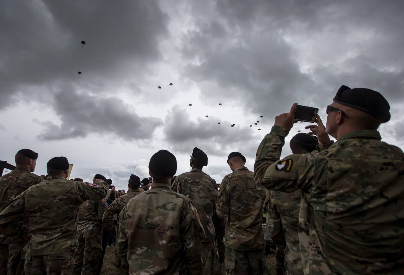 Personas caracterizadas de soldados participan en la dramatización histórica del Día D en la costa de Normandia (Francia). Varios lideres europeos participan en varios actos para conmemorar el 75 aniversario del desembarco y de la batalla de Normandía, que inicio el principio del fin de la Segunda Guerra Mundial.