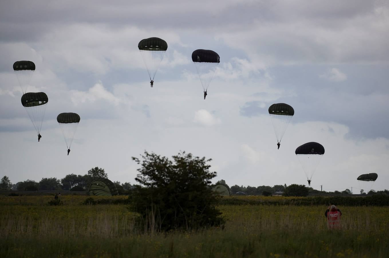 Personas caracterizadas de soldados participan en la dramatización histórica del Día D en la costa de Normandia (Francia). Varios lideres europeos participan en varios actos para conmemorar el 75 aniversario del desembarco y de la batalla de Normandía, que inicio el principio del fin de la Segunda Guerra Mundial.
