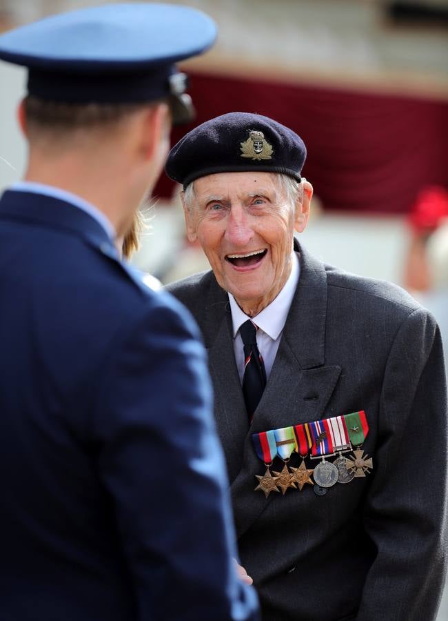 Personas caracterizadas de soldados participan en la dramatización histórica del Día D en la costa de Normandia (Francia). Varios lideres europeos participan en varios actos para conmemorar el 75 aniversario del desembarco y de la batalla de Normandía, que inicio el principio del fin de la Segunda Guerra Mundial.