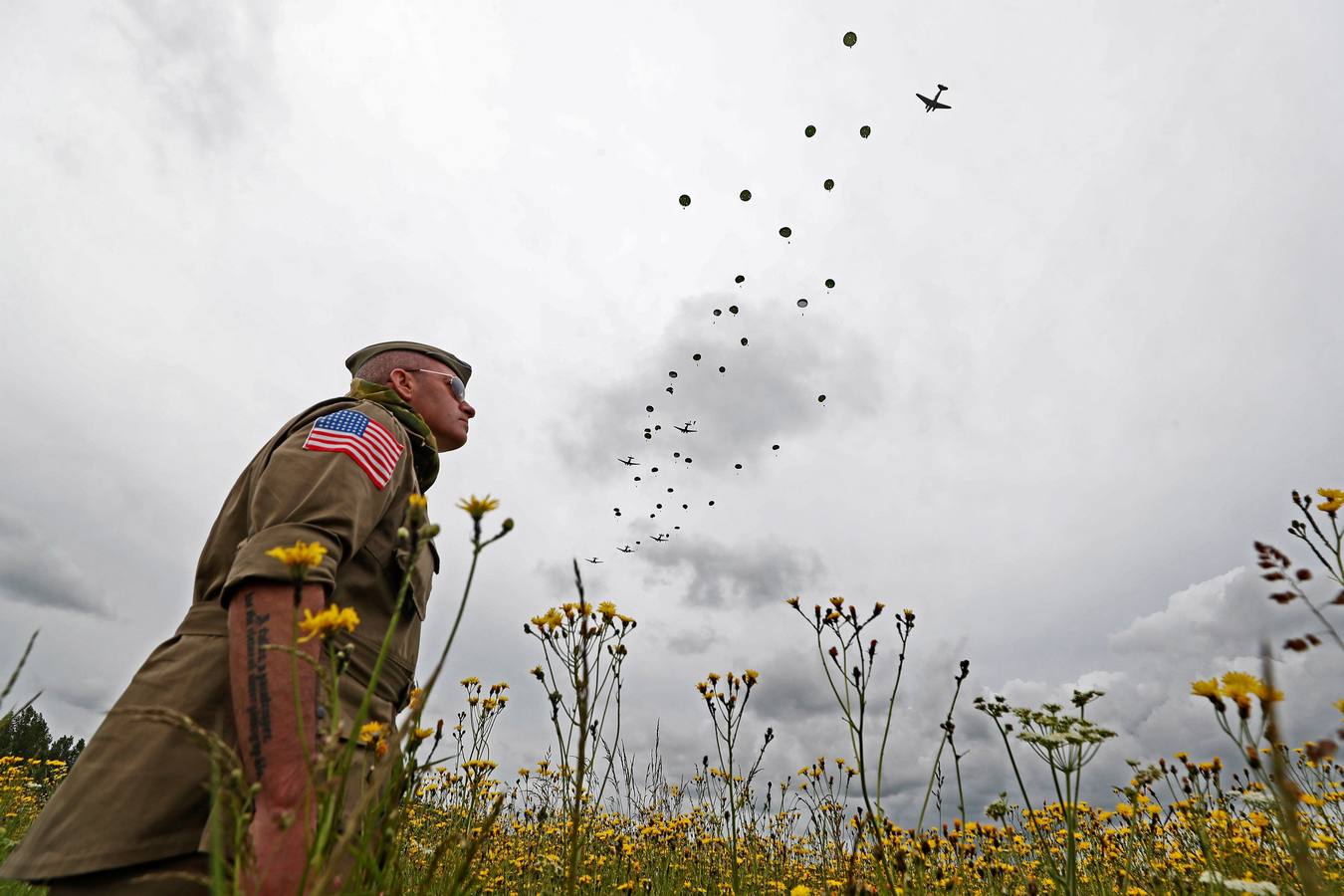 Personas caracterizadas de soldados participan en la dramatización histórica del Día D en la costa de Normandia (Francia). Varios lideres europeos participan en varios actos para conmemorar el 75 aniversario del desembarco y de la batalla de Normandía, que inicio el principio del fin de la Segunda Guerra Mundial.