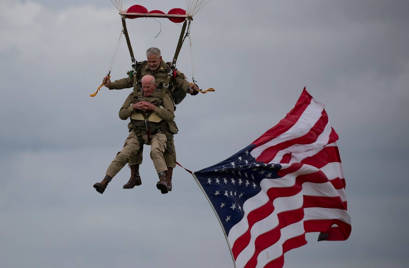 Personas caracterizadas de soldados participan en la dramatización histórica del Día D en la costa de Normandia (Francia). Varios lideres europeos participan en varios actos para conmemorar el 75 aniversario del desembarco y de la batalla de Normandía, que inicio el principio del fin de la Segunda Guerra Mundial.