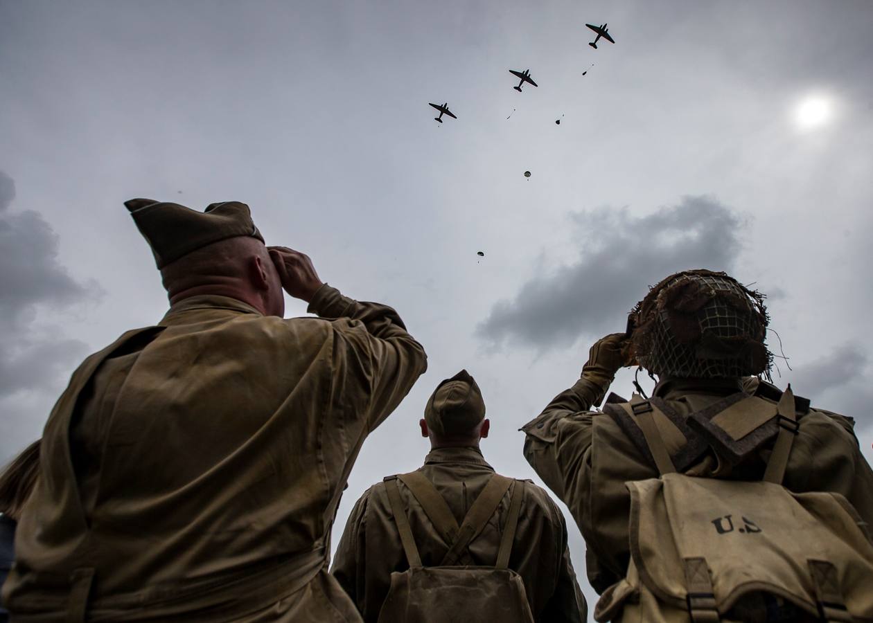 Personas caracterizadas de soldados participan en la dramatización histórica del Día D en la costa de Normandia (Francia). Varios lideres europeos participan en varios actos para conmemorar el 75 aniversario del desembarco y de la batalla de Normandía, que inicio el principio del fin de la Segunda Guerra Mundial.