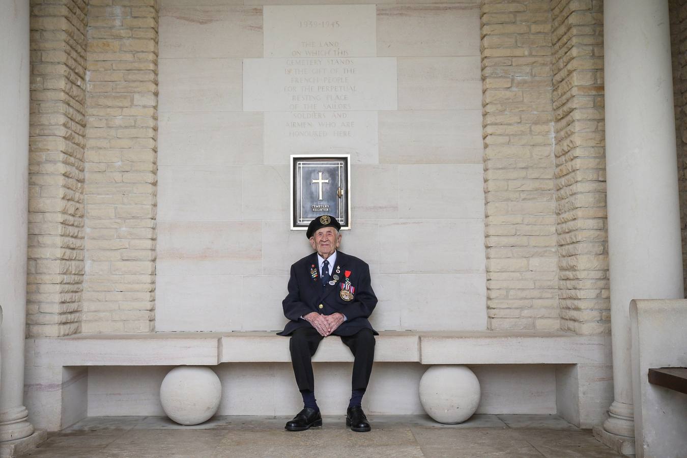 Personas caracterizadas de soldados participan en la dramatización histórica del Día D en la costa de Normandia (Francia). Varios lideres europeos participan en varios actos para conmemorar el 75 aniversario del desembarco y de la batalla de Normandía, que inicio el principio del fin de la Segunda Guerra Mundial.