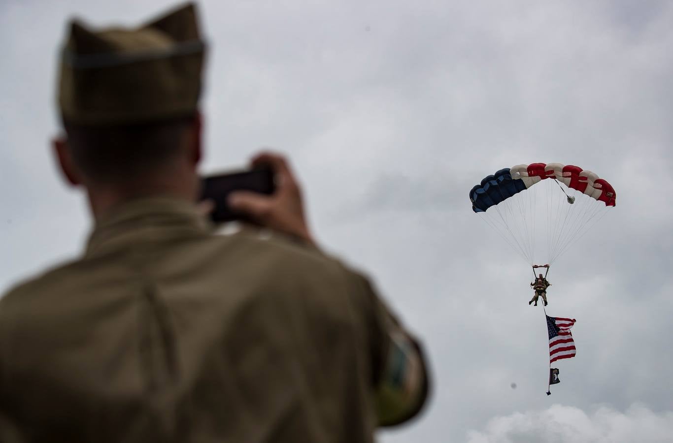 Personas caracterizadas de soldados participan en la dramatización histórica del Día D en la costa de Normandia (Francia). Varios lideres europeos participan en varios actos para conmemorar el 75 aniversario del desembarco y de la batalla de Normandía, que inicio el principio del fin de la Segunda Guerra Mundial.