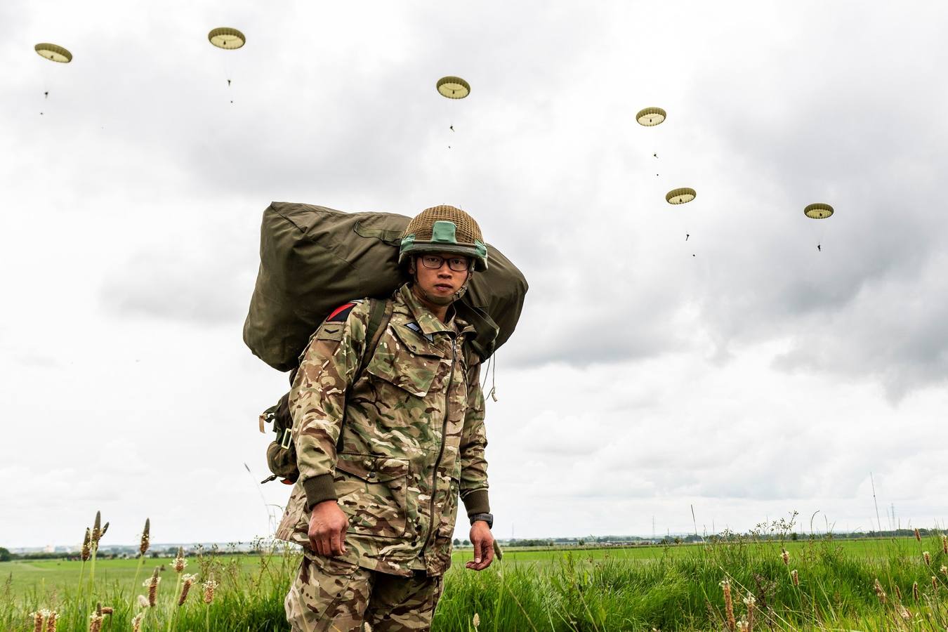 Personas caracterizadas de soldados participan en la dramatización histórica del Día D en la costa de Normandia (Francia). Varios lideres europeos participan en varios actos para conmemorar el 75 aniversario del desembarco y de la batalla de Normandía, que inicio el principio del fin de la Segunda Guerra Mundial.
