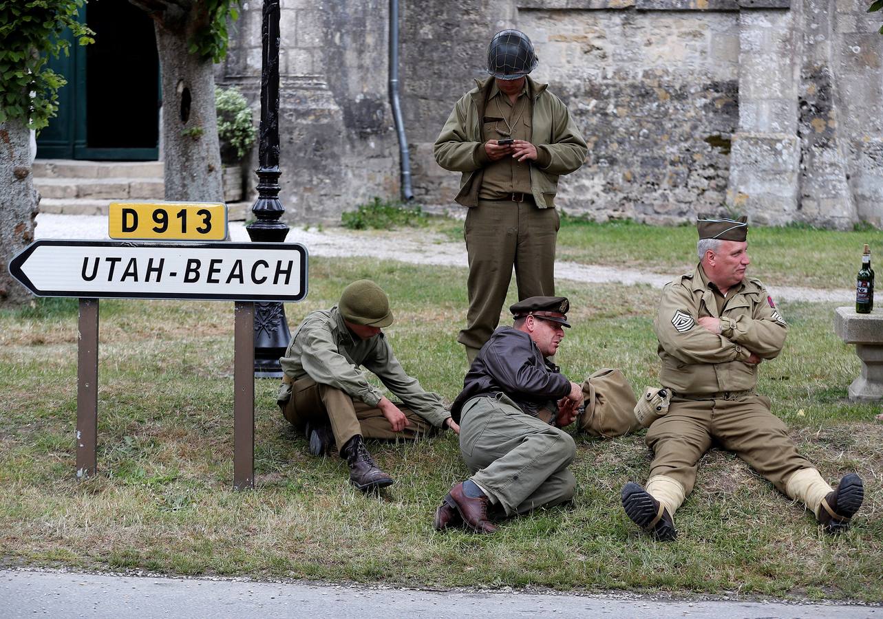 Personas caracterizadas de soldados participan en la dramatización histórica del Día D en la costa de Normandia (Francia). Varios lideres europeos participan en varios actos para conmemorar el 75 aniversario del desembarco y de la batalla de Normandía, que inicio el principio del fin de la Segunda Guerra Mundial.