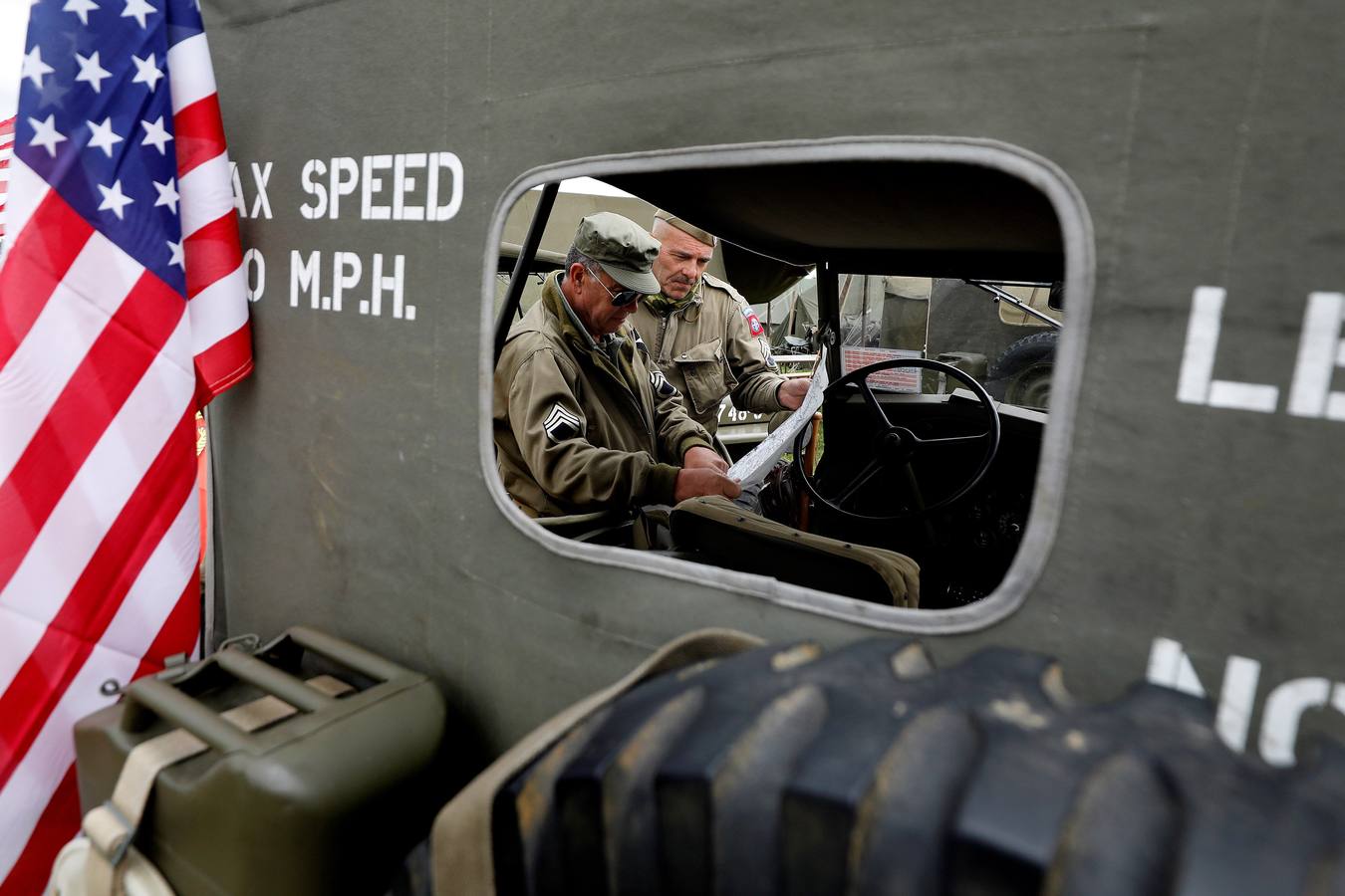 Personas caracterizadas de soldados participan en la dramatización histórica del Día D en la costa de Normandia (Francia). Varios lideres europeos participan en varios actos para conmemorar el 75 aniversario del desembarco y de la batalla de Normandía, que inicio el principio del fin de la Segunda Guerra Mundial.