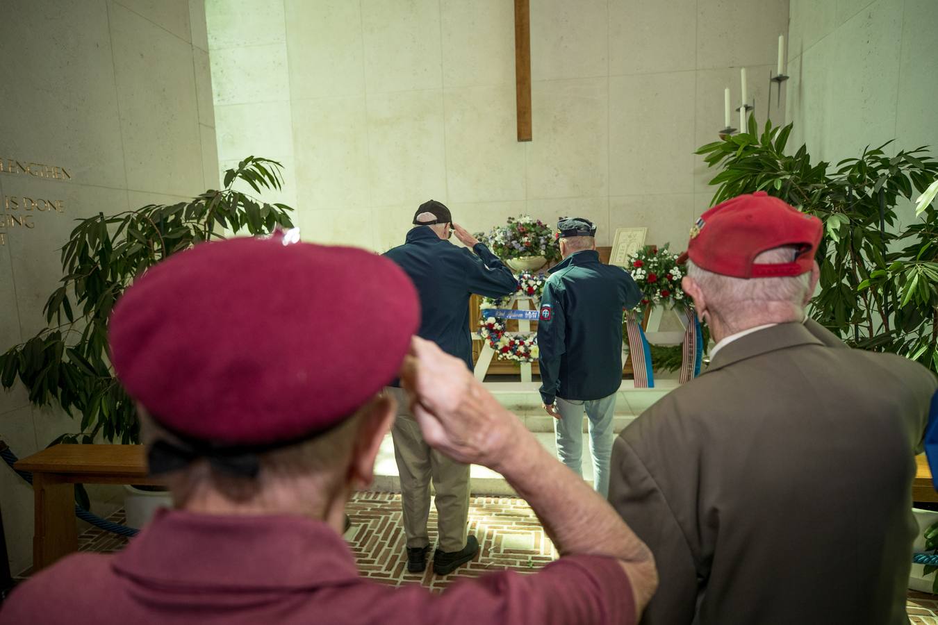 Personas caracterizadas de soldados participan en la dramatización histórica del Día D en la costa de Normandia (Francia). Varios lideres europeos participan en varios actos para conmemorar el 75 aniversario del desembarco y de la batalla de Normandía, que inicio el principio del fin de la Segunda Guerra Mundial.