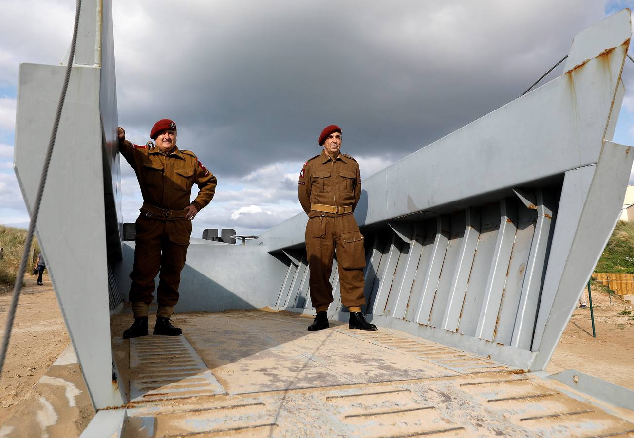 Personas caracterizadas de soldados participan en la dramatización histórica del Día D en la costa de Normandia (Francia). Varios lideres europeos participan en varios actos para conmemorar el 75 aniversario del desembarco y de la batalla de Normandía, que inicio el principio del fin de la Segunda Guerra Mundial.