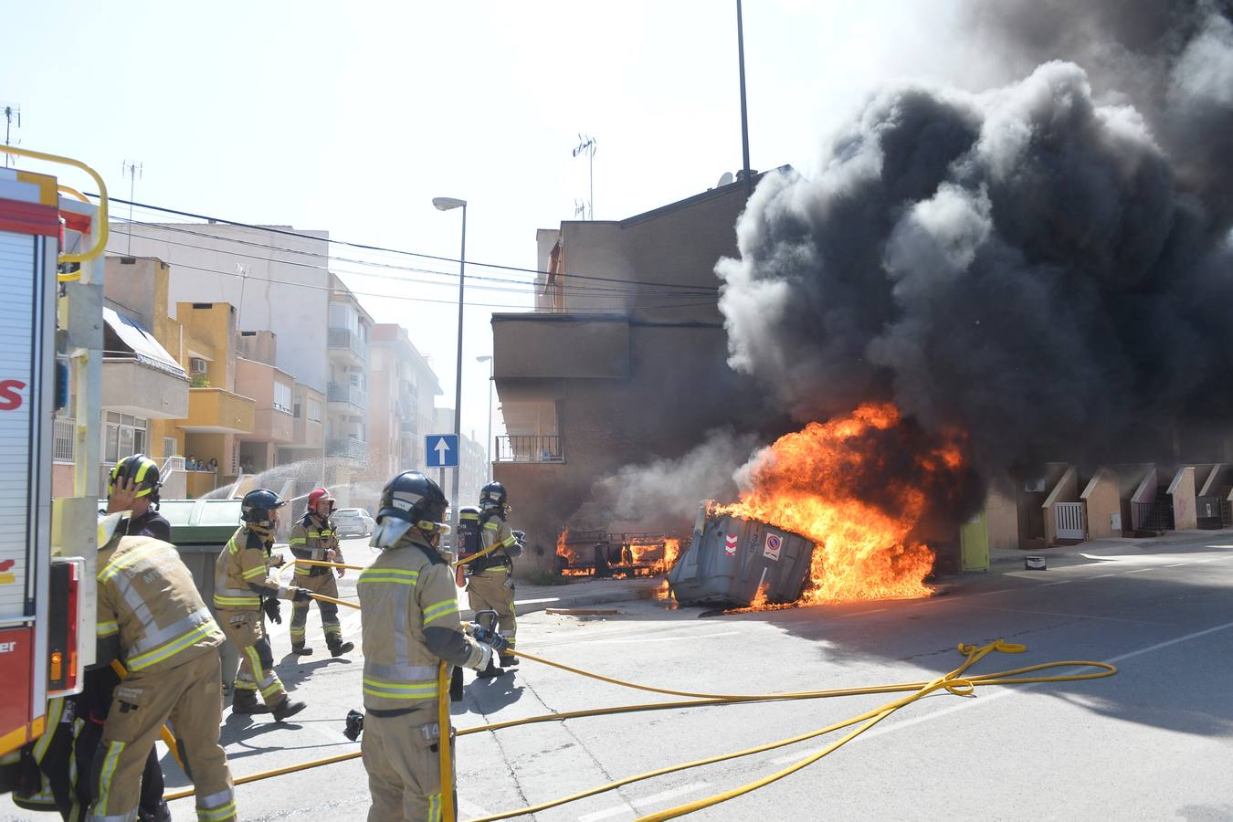 El fuego, declarado alrededor de las 16.45 horas, se extendió con gran virulencia debido a la gran cantidad de material combustible.