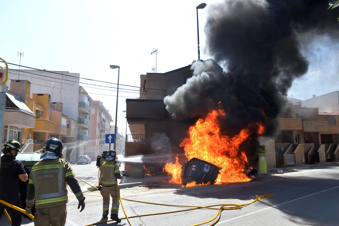 El fuego, declarado alrededor de las 16.45 horas, se extendió con gran virulencia debido a la gran cantidad de material combustible.