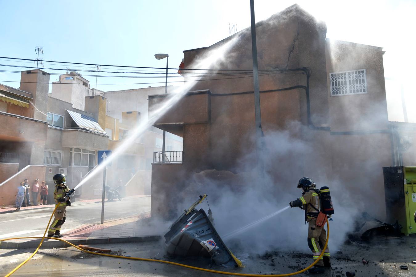El fuego, declarado alrededor de las 16.45 horas, se extendió con gran virulencia debido a la gran cantidad de material combustible.